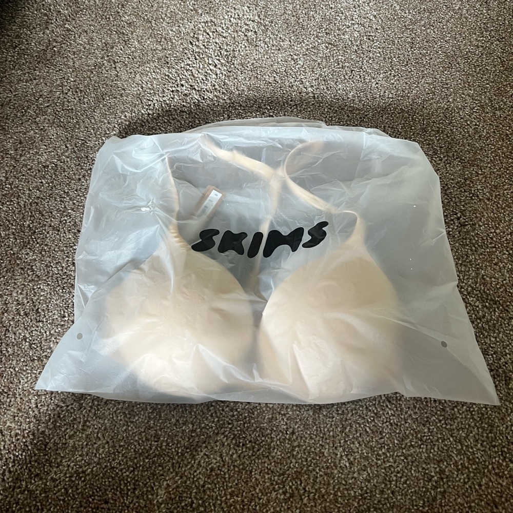 Skims Bras - Picture 4 of 4